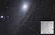 5 października 1923 roku powstało jedno z najsłynniejszych zdjęć w historii astronomii. Klisza H335H, którą Edwin Hubble naświetlał 45 minut przez teleskop Hookera w Mount Wilson Observatory przedstawiała pierwszą cefeidę zaobserwowaną w Wielkiej Galaktyce Andromedy. Jest to gwiazda zmienna, 7000 razy jaśniejsza niż Słońce a z tej wielkiej odległości świecąca na ziemskim niebie 100 000 razy słabiej od najsłabszych gwiazd widocznych gołym okiem. Wytropienie jej doprowadziło do szeregu monumentalnych odkryć, które całkowicie zmieniły nasz sposób interpretacji Kosmosu. Po pierwsze okazało się, że tzw. mgławice spiralne są odległymi galaktykami, a nasza Droga Mleczna jest jedną z niezliczonych cegiełek w wielkim amfiteatrze Wszechświata. Po drugie, potwierdzono ucieczkę galaktyk, co dało podstawy do stworzenia teorii Wielkiego Wybuchu. Ostatnio podjąłem próbę sfotografowania tej słynnej zmiennej. Po wielu tygodniach oczekiwania na dobrą pogodę koniec października zaszczycił nas wyżem kontynentalnym... i niestety nocnymi mgłami. Udało się jednak wyrwać noc z dość dobrą przejrzystością w której występowały jednak turbulencje powietrza. Miało to spory wpływ na rozmycie obrazów gwiazd i obniżenie zasięgu teleskopu. Cefeida została zarejestrowana na granicy wykrywalności, podnosząc nieznacznie poziom tła swym blaskiem. Wiele wskazuje na to, że była w okolicach minimum jasności. Z ciekawostek dodam, że jej jasność oscyluje w granicach 18 - 19mg., a do Wielkiej Galaktyki Andromedy M-31 dzieli nas dystans 2,5 miliona lat świetlnych. Parametry: 2014.10.29-30.23:11-00:30CSE. Reflektor Newtona 250/1520 + N.D300, w ognisku głównym teleskopu. Exp.14x175sek.,2x240sek.ISO1600