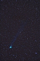 Kometa C/2014Q2 Lovejoy w szerszym polu. Działalność Terry Lovejoy'a jest dobrym przykładem na to, że można pisać historię astronomii bez potężnego wsparcia wyrafinowanego sprzętu obserwacyjnego. Terry, miłośnik astronomii z Australii ma na swoim koncie pięć odkrytych komet a odkryć tych dokonał przy pomocy skromnej optyki. Pierwszą swoją kosmiczną zdobycz upolował w roku 2007,(kometa C/2007 E2 Lovejoy) - korzystając ze zwykłej lustrzanki zamontowanej na głowicy paralaktycznej i zaopatrzonej w mały 200mm teleobiektyw. Parametry:2015.02.13.18:52-19:46CSE. Obiektyw Sigma 4-5.6/70-300 DG APO,(195mm,f4.8) + N.D300.Exp.12x180sek.ISO1600.