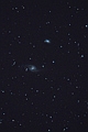 Osobliwa galaktyka NGC - 3718 ma niezwykły pas pyłowy i silnie zakrzywiony dysk. Za tak dziwaczny wygląd odpowiada galaktyka NGC - 3729 (u góry), która przypuszczalnie wywiera duże siły pływowe na dysk swojej sąsiadki. Do obu galaktyk dzieli nas dystans 52 milionów lat świetlnych. Na lewo od NGC - 3718 znajduje się zgrupowanie pięciu galaktyk tła - Arp 322, z którego światło potrzebuje około 300 milionów lat na dotarcie do naszych teleskopów. Parametry: 2015.04.23.00:41-02:14CWE. Reflektor Newtona 250/1520+N.D300, w ognisku głównym teleskopu. Exp.14x240sek.,1x160sek. ISO1600.