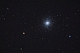 Gromada w Herkulesie M-13 jest jedną z najpiękniejszych gromad kulistych północnego nieba. Ten starożytny obiekt, którego 500 000 gwiazd widzimy z odległości 25 tysięcy lat świetlnych, stał się celem pewnej podróży. 16 listopada 1974 roku zostały wysłane w jej kierunku, przy pomocy największego radioteleskopu świata z Arecibo sygnały radiowe z wiadomością o życiu na Ziemi. Na ewentualną odpowiedź od Kosmicznych Braci, która może nadejść za około 50 tysięcy lat, jak widać..., nie musimy na razie czekać ;). Na fotografii widoczne są jeszcze dwie galaktyki, NGC- 6207 (w lewej, górnej części) i IC- 4617 (słaba plamka, nad linią łączącą M-13 z NGC-6702), to już inne odległości, inne bajki. Parametry:2015.06.05.22:52-23:22CWE. Reflektor Newtona 250/1520+N.D300, w ognisku głównym teleskopu. Exp.7x120sek. ISO1250.