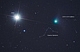 Na nocnym niebie zazwyczaj obserwuję i fotografuję kilka komet przybywających w okolice Słońca z mrocznych peryferii Układu Słonecznego. W większości są to jednak bardzo słabe obiekty wymagające większych teleskopów. Czasami pojawia się jasna kometa, którą możemy dostrzec przy pomocy zwykłej lornetki lub gołym okiem. Taki właśnie obiekt wędruje obecnie po naszym niebie. Kometę C/2013 US10 Catalina widać już w lornetce. Jest to zupełnie nowy obiekt poruszający się po hiperbolicznej orbicie. Pełny obieg wokół Słońca zająłby jej kilka milionów lat, zatem z pewnością nie zostanie ona zaobserwowana przez ludzkość podczas kolejnego powrotu w okolice Słońca, o ile takowy w ogóle nastąpi. W Noworoczny poranek kometa Catalina przeszła w pobliżu czwartej co do jasności gwiazdy nieba - Arktura a co ciekawe, minęła także piękny, pobliski asteryzm - układ gwiazd, zwany Kapeluszem Napoleona. W czasie fotografowania znajdowała się w odległości 134 mln kilometrów od Ziemi a do Arktura dzieli nas dystans 36 lat świetlnych. Parametry: 2016.01.01.03:42-04:11CSE. Reflektor Newtona 205/907+MPCC+N.D300.Exp.10x120sek. ISO1600.
