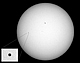 7 maja 2003 roku, o godzinie 12:32 Merkury kończył przejście na tle tarczy Słońca. Po 13 latach przerwy mogliśmy ponownie obserwować z terenu naszego kraju to rzadkie zjawisko przyrody. 9 maja 2016 roku pogoda okazała się bardziej kapryśna niż poprzednio. Cumulusy i turbulencje powietrza utrudniały obserwacje ale nie brakowało również okien pogodnego nieba. Obserwacje wizualne przeprowadziłem przez Newtona 205/907, w pow. 64x i 120x. Pierwszy kontakt został odnotowany o 13:12:49 a drugi o 13:15:03. W czasie gdy Merkury wchodził na tło tarczy Słońca, ku mojemu zaskoczeniu pojawiło się spektakularne zjawisko czarnej kropli - jest to efekt łączenia się dwóch lekko rozmazanych ośrodków, (w tym wypadku Słońca i planety) przechodzących od jasnego do ciemnego. Merkury pędząc w przestrzeni z prędkością ok. 50 kilometrów na sekundę potrzebował 7,5 godziny na przebycie tła słonecznej tarczy. Fotografowany był z odległości 83 milionów kilometrów a za nim tkwił olbrzymi glob Słońca - atomowa kipiel, odległa od Ziemi o 151 milionów kilometrów. W teleskopie dobrze widoczna była granulacja, grupy plam i pochodnie słonecznej fotosfery, co dodawało uroku zjawisku. Około godziny 18 wielki cumulonimbus zakrył Słońce i tym samym zakończył podziwianie tego pięknego, kosmicznego spektaklu. Parametry:2016.05.09.15:03CWE.Newton 250/1520 z filtrem obiektywowym i diafragmą 125mm + N.D300, w ognisku głównym.ISO200, exp.1/400sek.