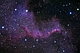 Mur Łabędzia, czyli najjaśniejszy fragment mgławicy NGC-7000 Ameryka Północna, jaki udało mi się zarejestrować w doskonałych warunkach pogodowych. Mur stanowią złożone kaskady gazu i pyłu które pobudzają do świecenia młode, gorące gwiazdy ukryte częściowo w jego wnętrzu. Cały kompleks mgławicy NGC-7000 obserwujemy z odległości 1600 lat świetlnych i stanowi on jeden z piękniejszych obiektów w gwiazdozbiorze Łabędzia. Parametry:2016.08.07-08.23:00-01:07CWE. Newton 205/907+MPCC+N.D300.Exp.24x240sek. ISO1600.