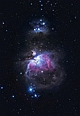 Klasyka nocnego nieba, jeden z najczęściej obserwowanych i fotografowanych obiektów w kosmosie, czyli Wielka Mgławica w Orionie M42/M-43. W górnej części obrazu widoczny jest jeszcze kompleks mgławic NGC-1973-5-7. Tak się jakoś składa, że raz na kilka lat wracam fotograficznie w ten obszar nieba i posiadam już sporą kolekcję zdjęć tego obiektu wykonaną różnym sprzętem. W czasie zbierania materiału do tego zdjęcia musiałem przebijać się przez lekką, przygruntową mgłę ale w listopadzie każde okno pogodowe jest cennym darem aury. Tworzenie fotografii było swego rodzaju testem sprawdzającym kilka nowości sprzętowych i programowych. Parametry:2017.11.15-16. 22:58-00:33CSE. Newton 205/907+MPCC+N.D810. Exp.1x180sek.,10x240sek.ISO1600, 2x120sek.ISO800, 2x60sek.,1x30sek.,1x15sek.,1x10sek.,1x3sek.ISO400. 