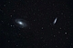 W kwietniu, przy bezksiężycowym niebie mieliśmy sześć nocy z dobrymi warunkami obserwacyjnymi. Wygospodarowałem parę godzin sesji, by odwiedzić fotograficznie kilka, z całej kolekcji ulubionych obiektów wiosennego nieboskłonu. Na fotografii: M-81 Galaktyka Bodego, (spirala po lewej)  i M-82 Cygaro. Obie galaktyki oddalone o 11 milionów lat światła, pozostają jednymi z jaśniejszych tego typu obiektów nieba północnego. Parametry: 2018.04.12-13.23:06 - 00:37CWE. Newton 250/1520+MPCC+N.D810.Exp.9x245sek.,1x175sek.,3x60sek.ISO1600.