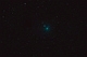Kometa 46P/Wirtanen z piątkowej sesji fotograficzno - obserwacyjnej. Ze względu na dość wczesne górowanie obiektu, o godzinie 21:25, 20° nad horyzontem zdjęcia musiałem wykonywać przed 23:00, kiedy to szał oświetleniowy Zręcina tętni pełnią życia ;) Po 23:00 gaśnie większość okolicznych latarni. Płoną wściekle jedynie pojedyncze halogeny, oświetlając w 50% kosmos, ale skoro ich właścicieli stać na taką manierę...., trudno się mówi :) . Wracając do komety Wirtanen,może okazać się przebojem astronomicznym tego roku, kiedy to w połowie grudnia bezszelestnie przemknie nad naszymi głowami niczym Gwiazda Betlejemska. Parametry:2018.11.30.21:49-21:54CSE.Newton 205/907+MPCC+N.D810.Exp.5x60sek.ISO2000. 