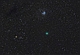 Wypad na Słowację, wraz z Piotrkiem Guzikiem w poszukiwaniu choć niewielkiego skrawka Kosmosu, zakończył się powodzeniem. Dziura w chmurach którą ścigaliśmy powoli się zamykała, ale w Havaju wjechaliśmy pod fantastycznie ciemny i  bezchmurny nieboskłon :). Stacjonarna dziura jak się patrzy, mająca około 20 km średnicy, niczym oko cyklonu pokazała kometę 46P/Witranen, fantastycznie widoczną gołym okiem w objęciach Hiad i Plejad. Geminidy były drugą atrakcją tej eskapady. W godzianach 22:30-00:20 zanotowaliśmy około 40 jasnych meteorów, niektóre -1 , -2mg. Powyższą fotografię zrobiłem na szybko rozstawionym sprzętem, bez dokładnej kalibracji na biegun, ale coś tam udało się poprowadzić ;) Parametry:2018.12.14.23:00-23:38CSE.Nikkor 24-120,(65mm.F4)+N.D810.Exp.12x120sek.,4x30sek.ISO3200.  