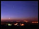 PORANNI WŁÓCZĘDZY.Czyli jasne obiekty które zwlokły się na południowo-wschodni nieboskłon około godzinę przed wschodem Słońca. Srebrny Glob na rekordowo niskiej deklinacji w fazie 3 doby przed nowiem. Kolejnym co do jasności obiektem jest król planet - Jowisz a na prawo w dół od niego świeci Antares z konstelacją Skorpiona.2007.01.16.06:11CSE. D70s+18-70DX(40mm),f4.5 ISO400 exp.30sek.
