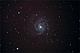 METROPOLIS URSA MAIOR. Galaktyka M-101 Wiatraczek widziana od strony jej bieguna. Znajduje się w konstelacji Wielkiej Niedźwiedzicy i jest jedną z potężniejszych galaktyk w swej klasie, której średnica wynosi 170 000 lat świetlnych a masa 180 miliardów mas Słońca. Fotony światła które uwięziła matryca aparatu potrzebowały 18 milionów lat na dotarcie tutaj.Parametry:2008.04.25-26.22:45-00:08CWE.Reflektor Newtona 250/1520+D70s w ognisku głównym teleskopu. Exp.4x360sek.ISO1600.