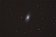 CZARNE OKO.Myślę,że jednym z ciekawszych obiektów w gwiazdozbiorze Warkocz Bereniki , jest galaktyka spiralna M-64 Czarne Oko. Galaktyka ta zawiera gigantyczne, osobliwe pasmo pyłu biegnące przed jej jądrem, (czemu zawdzięcza swoją nazwę, czasami spotykaną także jako Oko Diabła). Ocenia się, że owo pasmo jest wynikiem kolizji z inną galaktyką, która została przez nią wchłonięta. Czarne Oko oddalone jest od naszej Drogi Mlecznej o 25 milionów lat świetlnych i zawiera około 100 miliardów gwiazd. Parametry zdjęcia:2009.03.03.00:46-01:43CSE.Reflektor Newtona 250/1520+N.D300, w ognisku głównym teleskopu.Exp.6x120sek.ISO2000, 3x190sek.ISO1600. 