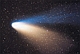 ASTRONOMICZNE WSPOMNIENIA.Rok 1997 pozostał w pamięci obserwatorów nieba naznaczony widokiem jednej z najwspanialszych komet XX wieku. Mowa oczywiście o komecie C/1995 O1 Hale-Bopp, która widoczna była gołym okiem od lipca 1996r. do października 1997r., co stanowi rekord wszech czasów. Zapewne wielu z Was dobrze ją pamięta. W lutym i marcu 1997r. utworzyły się spektakularne warkocze komety, żółty - pyłowy i niebieski - gazowy, o długości 50 mln.km. Hale-Bopp uznawana jest za prawdziwego olbrzyma w swojej klasie, a powrót komety w okolice Słońca przewidziany jest za 2225 lat :). Zadziwiąjace jest to, że pod koniec XX w członkowie sekty Heaven's Gate popełnili zbiorowe samobójstwo, wierząc że śmierć przeniesie ich do statku kosmicznego znajdujacego się rzekomo za głową komety(!). Parametry:1997.03.11.03:34-44CSE. Refraktor 65/400 + Praktica MTL3, w ognisku głownym teleskopu. Fujicolor G400, exp.10min., przy manualnym prowadzeniu. Skan z negatywu