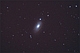 SŁONECZNIK.Galaktyka M-63 Słonecznik, z ciasno upakowanymi ramionami spiralnymi tworzy efektowną, odległą metropolię gwiazd. Złapane tutaj fotony pochodzą sprzed 26 milionów lat, a wyprodukowane zostały przez około 50 miliardów słońc. Parametry:2009.04.22.22:34-23:32CWE.Reflektor Newtona250/1520+N.D300, w ognisku głównym teleskopu.Exp.6x240sek.ISO1600.