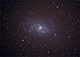 GALAKTYKA TRÓJKĄTA.  Jeśli będziecie na jesiennym, wieczornym spacerze, daleko za miastem, pod ciemnym, bezksiężycowym niebem - miłośnikom Kosmosu proponuję dwa smakowte kąski głębokich przestrzeni. Potrzebna Wam będzie jedynie lornetka. Pierwszym cel to gwazdozbiór Andromedy - a w nim słynna Wielka Galaktyka M-31, najodleglejszy obiekt jaki można zaobserwować gołym okiem,(2mln.300tys. lat śwetlnych od nas).Drugi cel, to już bardziej ambitne poszukiwania. Powolne lustrowanie gwiazdozbioru Trójkąta zaowocuje dostrzeżeniem mglistego ducha, majaczącego przygaszonym światłem pośród gwiazd. Będzie to galaktyka spiralna M-33. Gwiezdna metropolia odległa o 3 miliony lat świetlnych rozciąga się w przestrzeni na 50 000 lat światła, a swój blask zawdzięca około 40 miliardom gwiazd. Parametry: 2010.10.08-09. 23:38-00:05CWE. Reflektor Newtona 205/907 + N.D300, w ognisku głównym teleskopu. Exp. 5x250sek. ISO1600.