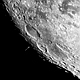 Powierzchnia Srebrnego Globu pełna jest dziwnych i unikatowych formacji. Do jednej z nich należy krater Wargentin (84km. średnicy), wyglądający jak olbrzymia, odwrócona do góry dnem patelnia.  W odległej epoce jego dno wypełniła lawa, która zastygła, nim zdążyła przelać się przez koronę wału brzegowego tego krateru. Ot, taki gruby naleśnik :). Parametry:2011.01.17.18:40CSE.Reflektor Newtona 250/1520 z diafragmą 125mm i telekonwerterem +N.D300. ISO640, exp.1/20sek. 