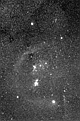 ORION II. Dla zainteresowanych, piękny zimowy gwiazdozbiór w nieco innej odsłonie. Zdjęcie przekonwertowane do monochromatu z podniesionym kontrastem i obniżonym poziomem tła. Zabieg miał na celu wydobycie subtelnych jasnych i ciemnych mgławic, licznie występujących w tym obszarze nieba. Zadałem sobie trochę trudu i na oryginale, w losowo wybranych, małych próbkowych polach policzyłem gwiazdy. Wniosek był dość zaskakujący, na całej fotografii jest ich około 50 000. Parametry: 2011.03.02. 19:45-20:25 CSE. Sigma 1.4/50 EX DG, f2.8 + N. D300. Exp. 7 x 200sek. ISO1600, 1x100sek. ISO400. Jaśliski Park Krajobrazowy, Beskid Niski.