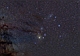 SZEPTY GWIEZDNEJ METROPOLII. Czerwone nadolbrzymy są w Galaktyce niczym morskie latarnie, bardzo rzadkie, ale widoczne z ogromnych odległości. Na letnim niebie, w gwiazdozbiorze Skorpiona mruga do nas jeden z nich - Antares, (najjaśnejszy na fotografii). Ten starożytny gwiezdny gigant,odległy o 500 lat świetlnych, 740 razy większy od Słońca rezyduje na wewnętrznym brzegu jednego z ramion spiralnych Drogi Mlecznej, zwanego Ramieniem Oriona, do którego należy także nasze Słońce. Za Antaresem rozciąga się już ciemność, ciemność obszaru pomiędzy ramionami Oriona i Strzelca. Trzy tysiące lat świetlnych dalej rozpościera się potężne Ramię Strzelca ,(polecam poprzednie zdjęcie - Pukając do nieba bram), na którym jest ono dobrze widoczne. Daleko, za Ramieniem Strzelca znajduje się ostateczny cel naszej wędrówki - centrum Galaktyki, a w nim pełna egzotyka. Grawitacyjne szaleństwo, w szponach supermasywnej czarnej dziury, ale to już temat na inną opowieść. Parametry: 2011.05.26-27.23:12-00:14CWE.Sigma 1.4/50, f2.8 + N.D300. Exp. 12x210sek. ISO1600. Przełęcz Sklarska, w Beskidzie Niskim.