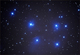 PLEJADY. Siedem Sióstr które wezwały Zeusa na pomoc aby uwolnić się od ścigającego je Oriona a wówczas Zeus zamienił je w gołębice i umieścił na niebie. Tyle grecka legenda a astronomia: wspaniała gromada otwarta gwiazd przynajmniej siedem z nich można dostrzec gołym okiem w dobrych warunkach pogodowych. Doskonały lornetkowy obiekt. Leży w odległości 410 lat świetlnych i składa się z ok. 500 młodych gorących gwiazd. Rozmiar gromady szacowany jest na 21 lat światła. Gwiazdy zanurzone są w oświetlanej prze nie subtelnej niebieskiej mgławicy. Parametry: 2007.03.13. 19:40-20:14CSE. Reflektor Newtona 205/907,(f4.5/907+D70s w ognisku głównym teleskopu. ISO1250 exp.1x180sek,3x240sek. Prowadzenie na montażu paralaktycznym kontrola reflektorem Newtona 250/1520 przy pow.312x. Dobre warunki pogodowe. 