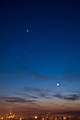 Księżyc, Jowisz, Wenus i Plejady, nad zachodnim horyzontem. Parametry:2012.03.24.18:52CSE. Nikkor 16-85,(30mm,f4.5)+N.D300.Exp.10sek.ISO500.