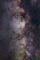 ŻEGLUJĄC PO ATOMOWYCH CHMURACH. Pierwszy raz zderzyłem się z tym widokiem w letni wieczór 1987 roku. Lornetka, w szalonym tańcu prowadziła wzrok przez intrygujące gwiezdne obłoki, co jakiś czas zatrzymując się na małych, majaczących mglistym światłem wyspach. To wspaniałe gromady gwiazd i mgławice - wielkie kompleksy gazu, rozświetlane przez pobliskie gwiazdy. Jest to obszar Tarczy i przylegających do niej gwiazdozbiorów, widok na jedno z potężniejszych ramion spiralnych naszej Galaktyki. Rok 1987, to był jeszcze dobry czas dla takiej żeglugi. Dzisiaj mamy niebo zatrute strumieniem fotonów światła, emitowanych nocami przez nasza dumną, maleńką cywilizację. Cieszą inicjatywy tworzenia Parków Ciemnego Nieba, oby więcej takich. Polecam zatem letnią wycieczkę pod ciemne niebo z lornetką i wypłynięcie z portu na bezdroża naszej Galaktyki:) Parametry:2012.06.17.00:09-01:17CWE. Sigma 1.4/50EX DG, f 2.8 + N.D300. Exp.12x210sek. 6x125sek. ISO1600. Beskid Niski, Jaśliski Park Krajobrazowy.
