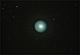 KOMETA HOLMES. Kometa 17P/Holmes w pażdzierniku 2007 roku była bardzo słabym obiektem, dostępnym do obserwacji przez wielkie teleskopy. 24.10. nastąpił jej potężny wybuch,(największy w historii obserwacji kometarnych),który doprowadził do zwiększenia jasności setki tysięcy razy. W ciągu doby kometa stała się widoczna gołym okiem, świecąc na tle konstelacji Perseusza. W chwili wykonywania zdjęcia znajdowała się w odległości 230 milionów km. od Ziemi średnica jej pyłowej głowy sięgała 400 tysięcy km. rozrastając się z szybkością 600m/sek. Rozmiar samego jądra komety, czegoś w rodzaju kuli brudnego śniegu szacowany jest na ok.3-4 km. Jest to kometa okresowa powracająca w okolice Słońca co 7 lat, została odkryta w 1892roku. Parametry: 2007.10.29.19:05-19:15CSE. Reflektor Newtona 250/1520 + D70s w ognisku głównym teleskopu. Ekspozycje:3x14sek.ISO1600,1x20sek.ISO800. 