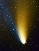 ASTRONOMICZNE WSPOMNIENIA V. Zmierzch ogarnął rozległe wzniesienie, na którym rozstawiliśmy małe teleskopy służące fotografowaniu. Była środa, 26 marca 1997 roku. Kolejna zdjęciowa sesja pod niebem pełnym cudów. Na północnym zachodzie błyszczał kosmiczny gość, który wiosną oczarował wszystkich swym blaskiem i majestatem. Kometa C/1995 O1 Hale-Bopp, kosmiczny upiór - włóczęga. Tamtej pamiętnej nocy wiele osób ją podziwiało, jednak członkowie sekty Brama Nieba wiązali z nią pewną misję. W komecie miał znajdować się niebiański statek, pojazd z Poziomu Ponadludzkiego. Postanowili więc dobrowolnie rozstać się z ziemskim ciałem, by owym kosmicznym rydwanem dotrzeć do raju pozaziemskiego. Nazajutrz świat obiegła wiadomość: W Rancho Santa Fe, w Kalifornii 39 członków Bramy Nieba popełniło zbiorowe samobójstwo. Ot, pewne wspomnienie, jedna z wielu dziwnych historii związanych z kometami. Parametry:1997.03.26.19:37-19:44CSE. Refraktor 65/400,(ognisko główne). Fujicolor G400, exp.7min. 