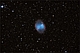 HANTLE.
Około 4000 lat temu w gwiazdozbiorze Liska umierająca gwiazda odrzuciła swoją zewnętrzną atmosferę, rozprzestrzeniającą się z prędkością 48 km. na sekundę. Dzisiaj obserwujemy echo tych wydarzeń w postaci pięknej mgławicy planetarnej M-27 Hantle. Ciekawostką jest, że mgławica emituje więcej światła niż sama gwiazda, która pobudza ją do świecenia. Jest nią widoczny w centrum mgławicy biały karzeł, który to właśnie utworzył Hantle. M-27 odległa jest od nas 1200 lat świetlnych, jej średnica oceniana jest na 2,3 roku świetlnego. Została odkryta,(jako pierwsza z mgławic planetarnych), 12 lipca 1764 roku.Parametry:2008.07.03.00:12-00:35CWE.Reflektor Newtona 250/1520+N.D300,w ognisku głównym teleskopu.Exp.4x60sek,2x120sek.ISO2000.