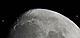 Wycinek kadru z poprzedniej fotografii, dokumentujący przelot Międzynarodowej Stacji Kosmicznej na tle tarczy Księżyca.