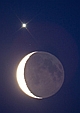 TANGO JUTRZENKI Z KSIĘŻYCEM. W środowy poranek, 26 lutego mogliśmy podziwiać piękną koniunkcję Księżyca i Wenus. Nasz satelita niemal otarł się o Boginię Miłości, gdy o godzinie 05:46 odległość pomiędzy krawędziami tarcz obu ciał niebieskich wynosiła 18' 45''. Możliwa była także niezwykle efektowna obserwacja zakrycia planety przez tarczę Księżyca, ale wiązała się z wycieczką do centralnej Afryki. W czasie zjawiska odległość Srebrnego Globu od Ziemi wynosiła 361 tysięcy kilometrów a do Wenus, której rozmiary dorównują naszej planecie dzielił nas dystans 73 milionów kilometrów. Parametry:2014.02.26.05:23CSE.Reflektor Newtona 205/907 z korektorem komy MPCC + N.D300, w ognisku głównym teleskopu. Exp.5sek. ISO800. 