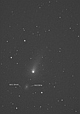 Kometa C/2012 K1 Panstarrs przechodząca w pobliżu galaktyk NGC-3614/3614A. Monochromat z opisami obiektów tła. Parametry: 2014.05.23. 22:26-                    23:24CWE. Reflektor Newtona 250/1520 + Nikon D300, w ognisku głównym teleskopu. Exp.1x110sek.,4x180sek.                    ISO1600.